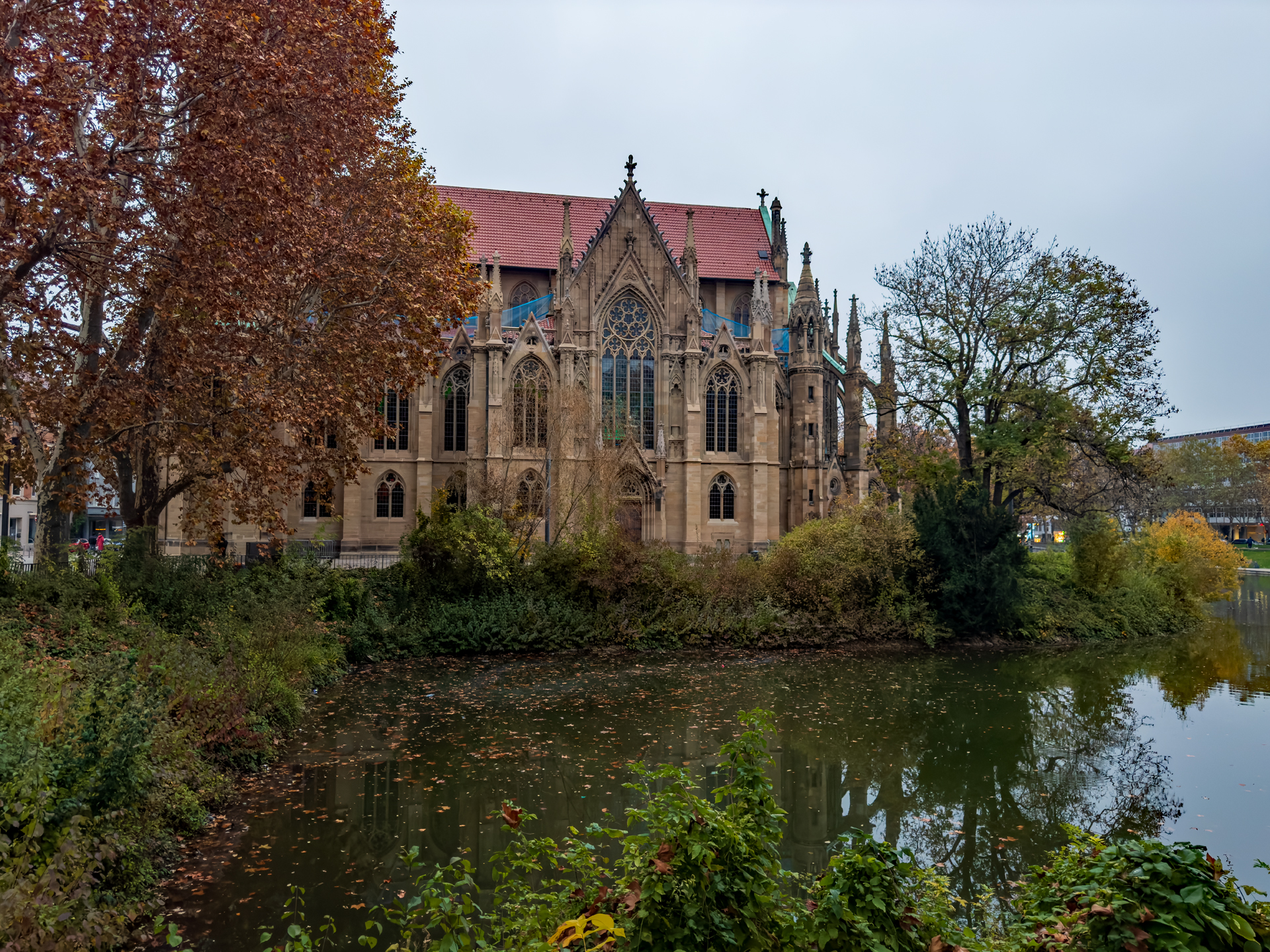 Die evangelische Johanneskirche.
Erbaut von 1864 bis 1876.
 Sie liegt auf der angelegten Halbinsel im Feuersee (Löschwasserteich).