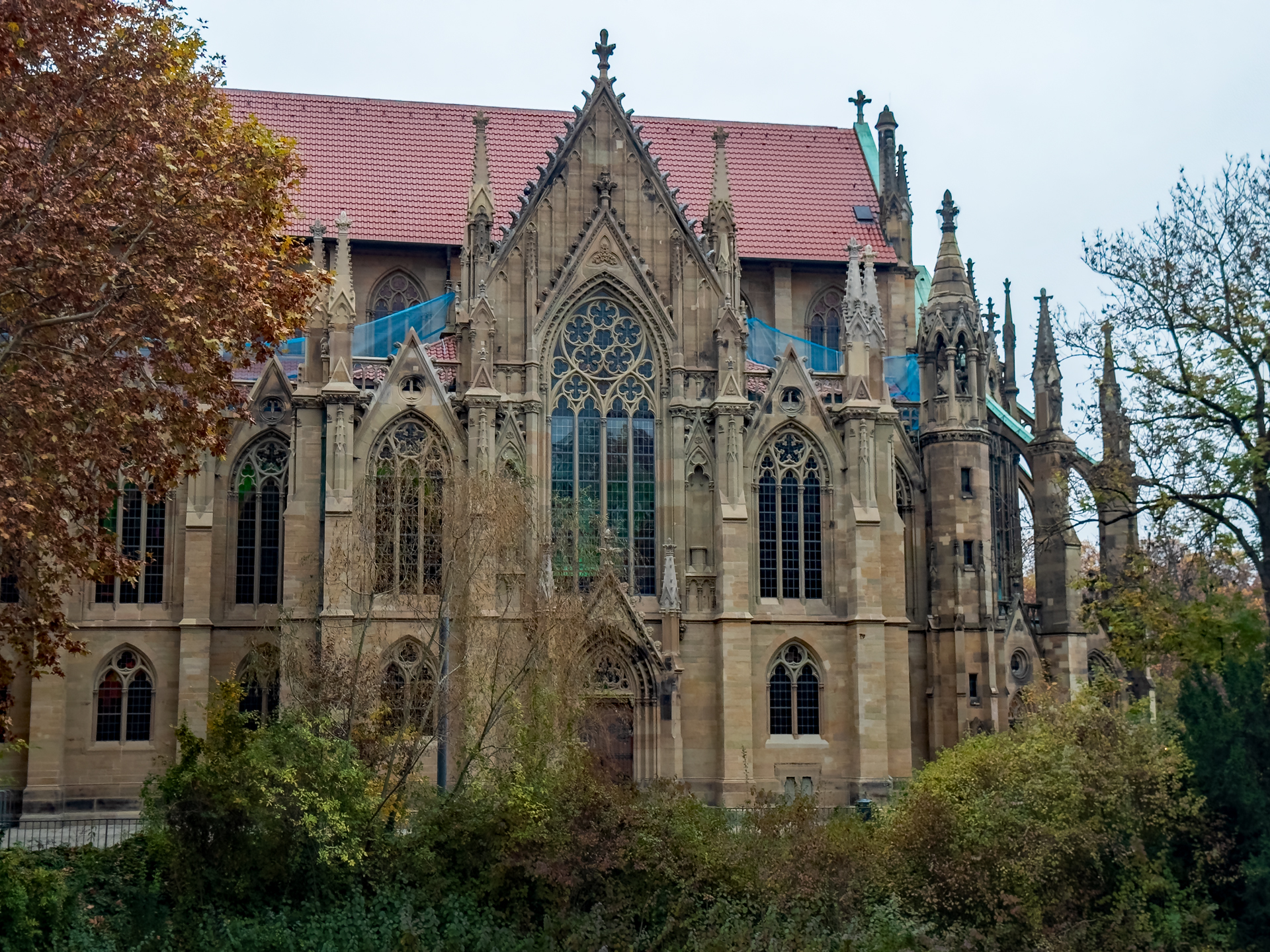 Die evangelische Johanneskirche.
Erbaut von 1864 bis 1876.
 Sie liegt auf der angelegten Halbinsel im Feuersee (Löschwasserteich).