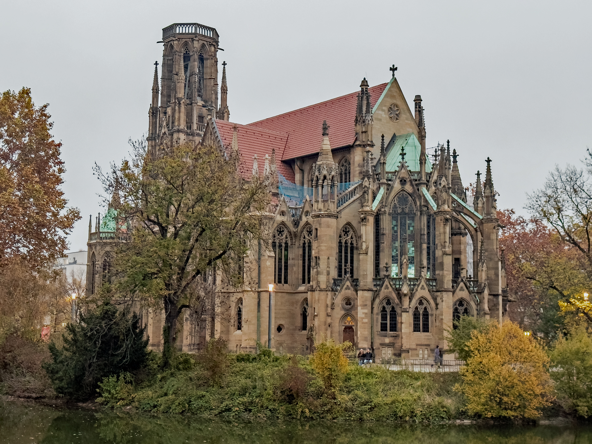 Die evangelische Johanneskirche.
Erbaut von 1864 bis 1876.
 Sie liegt auf der angelegten Halbinsel im Feuersee (Löschwasserteich).